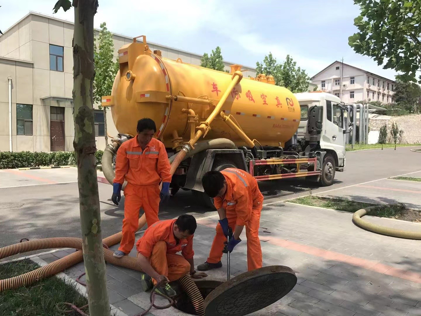 石城管道疏通车停在窨井附近