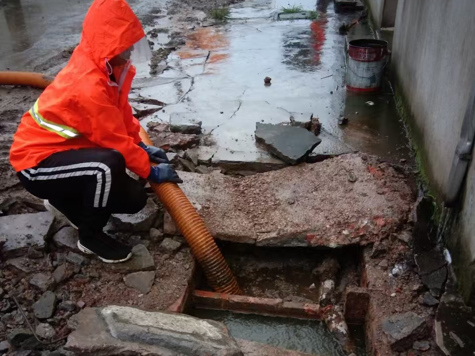 石城专业清理污水池 炜誉市政以规范流程守护城市 “肠道”