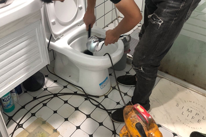 石城马桶堵塞自己疏通还是找师傅?专业上门服务让你省时更省心